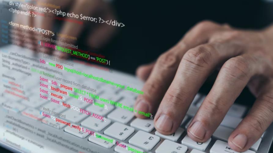 五指山市小程序定制开发公司视角下SQL与T-SQL的差异化应用解析